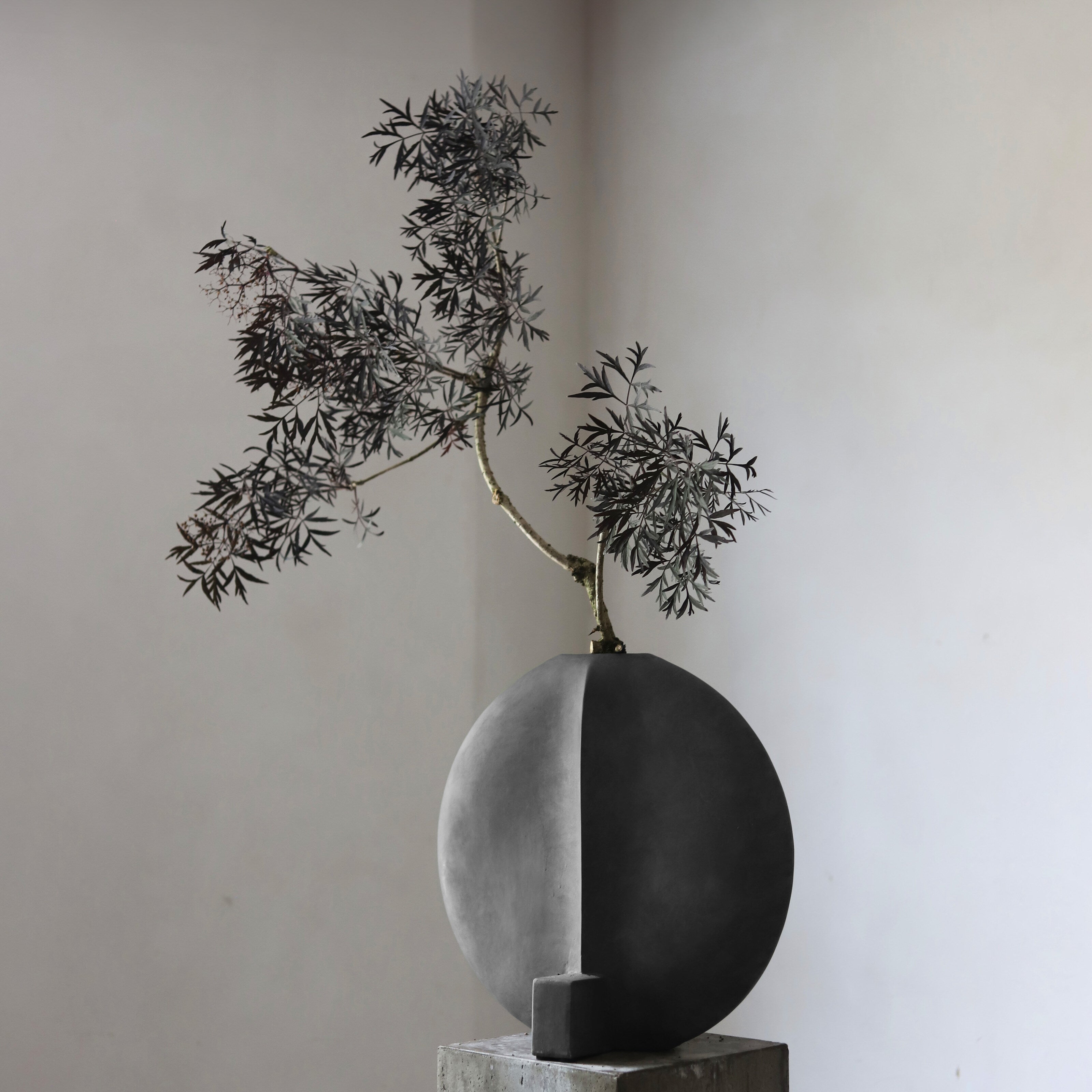 101 Copenhagen - Guggenheim Vase, Big - Dark Grey - Vase