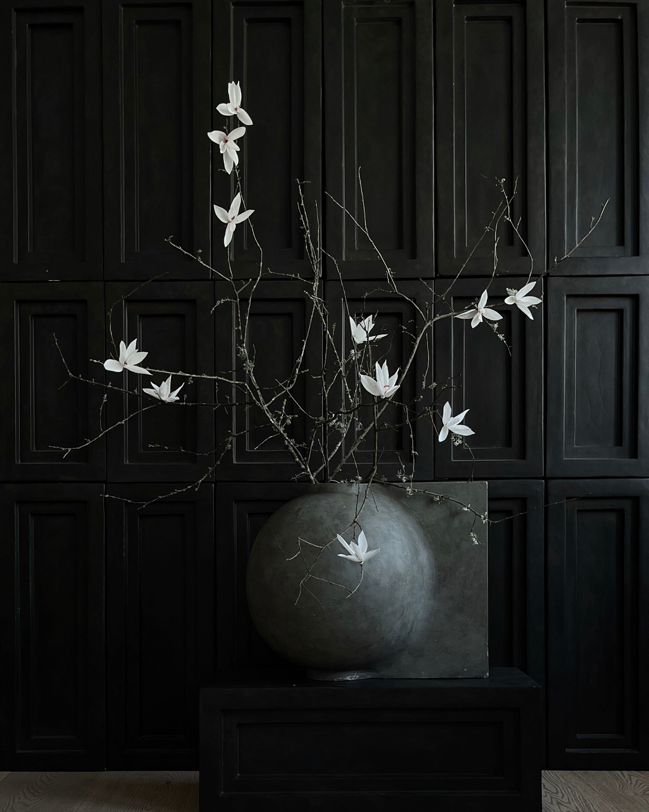 101 Copenhagen - Offset Vase, Big - Dark Grey - Vase