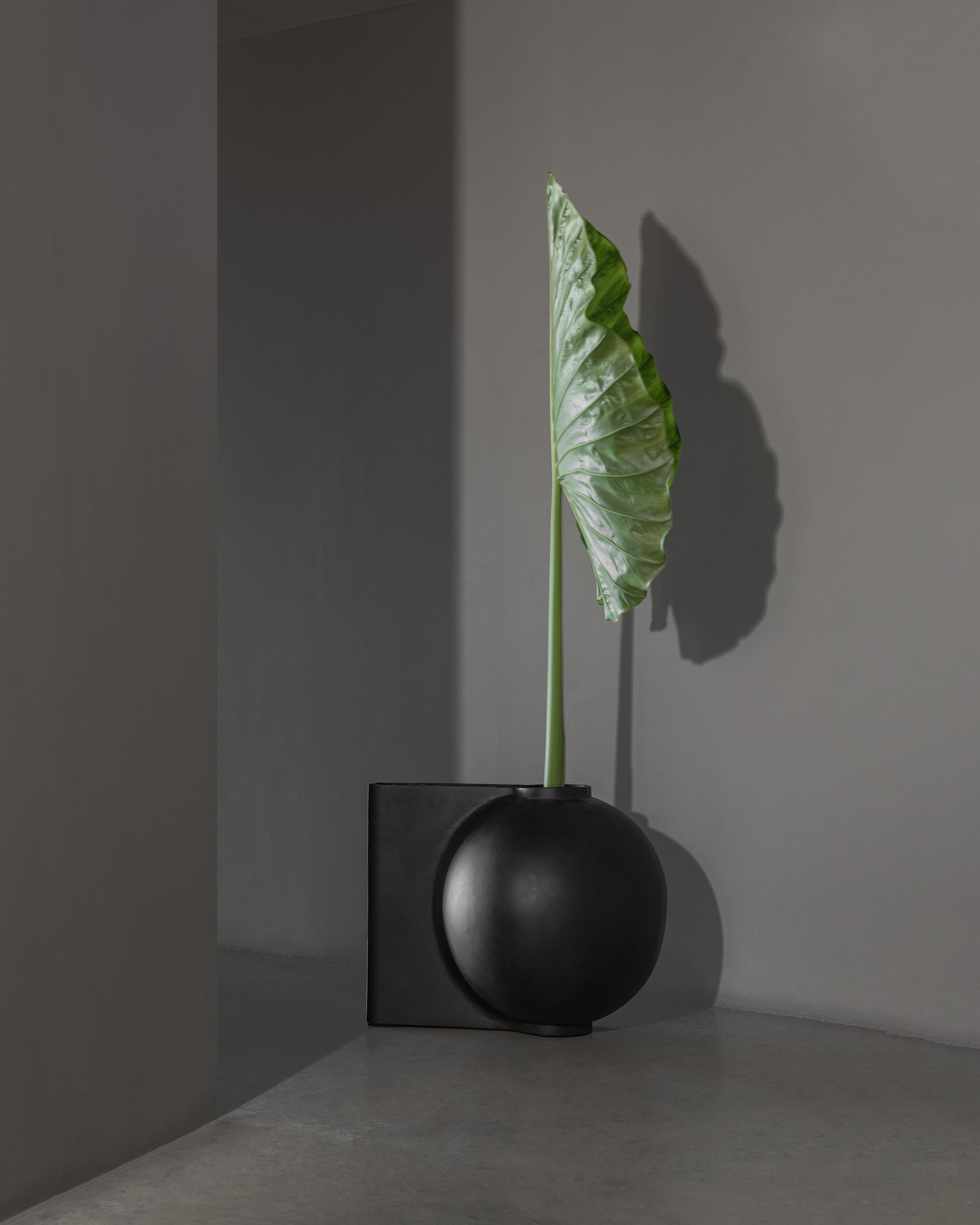 101 Copenhagen - Offset Vase, Big - Coffee - Vase