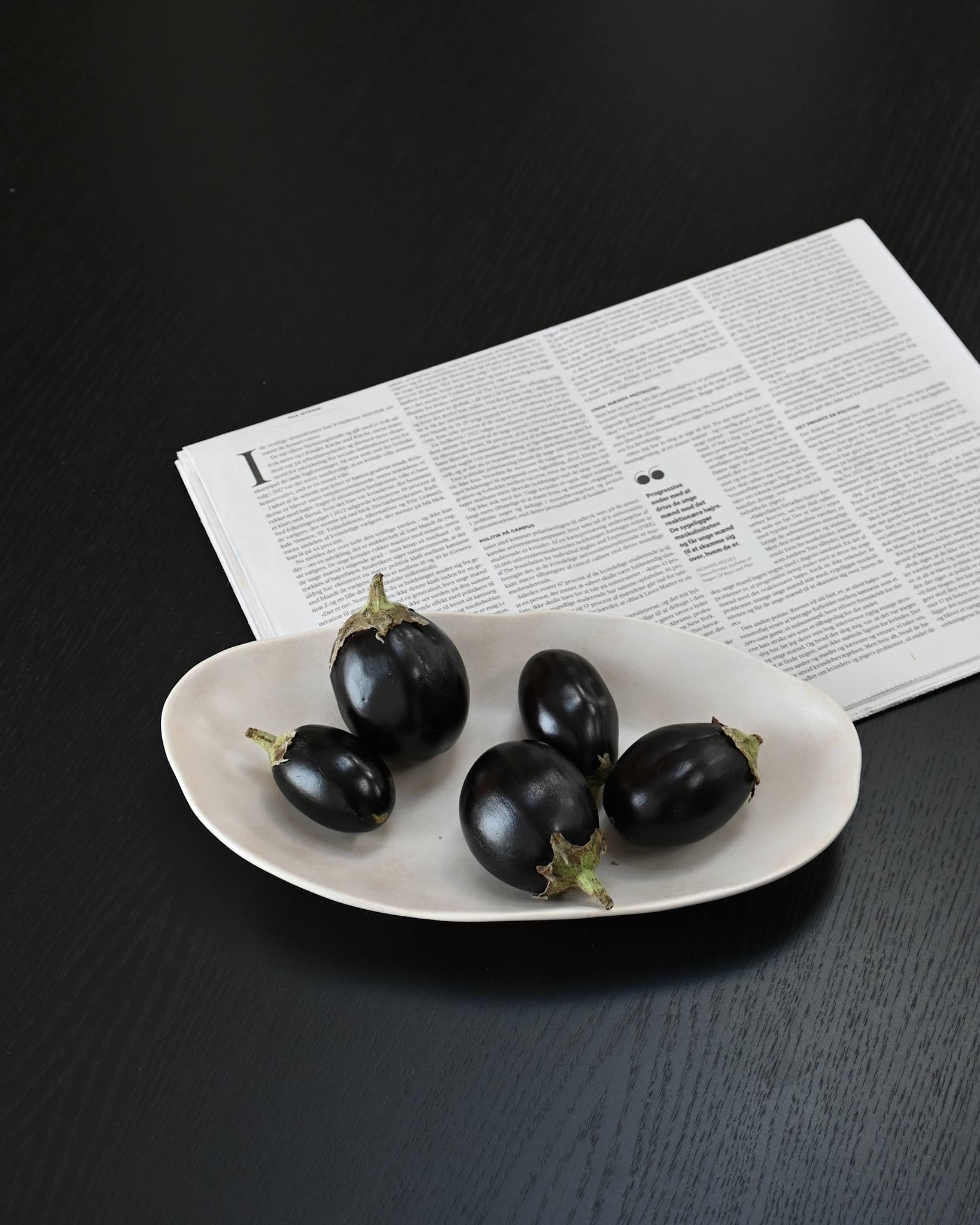 101 Copenhagen Native Oval Tray, Medio with mini aubergines