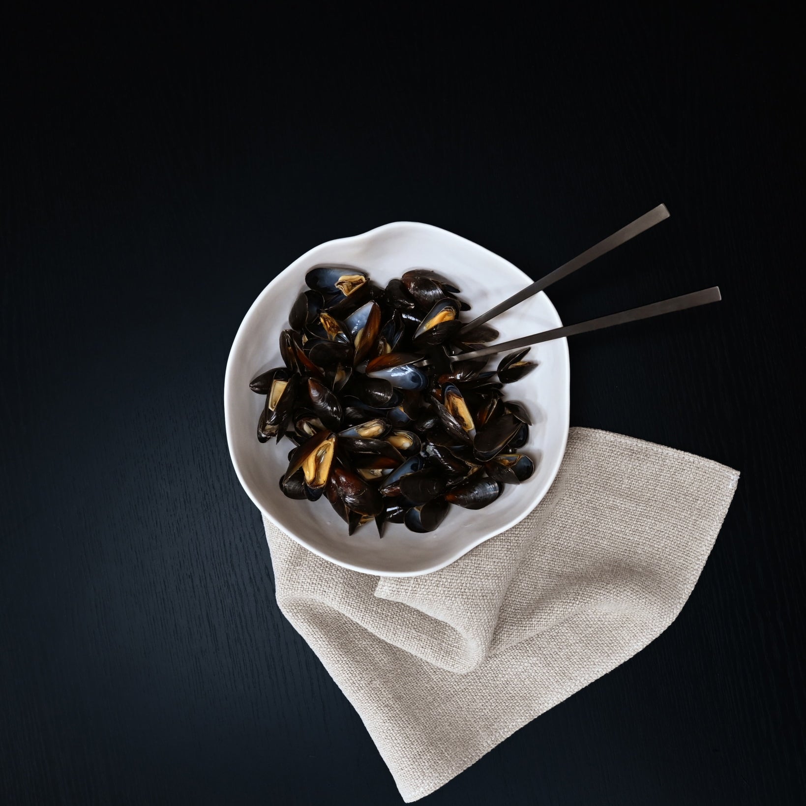 101 Copenhagen Native Bowl big with Kogei Salad Servers - Black and blue mussels