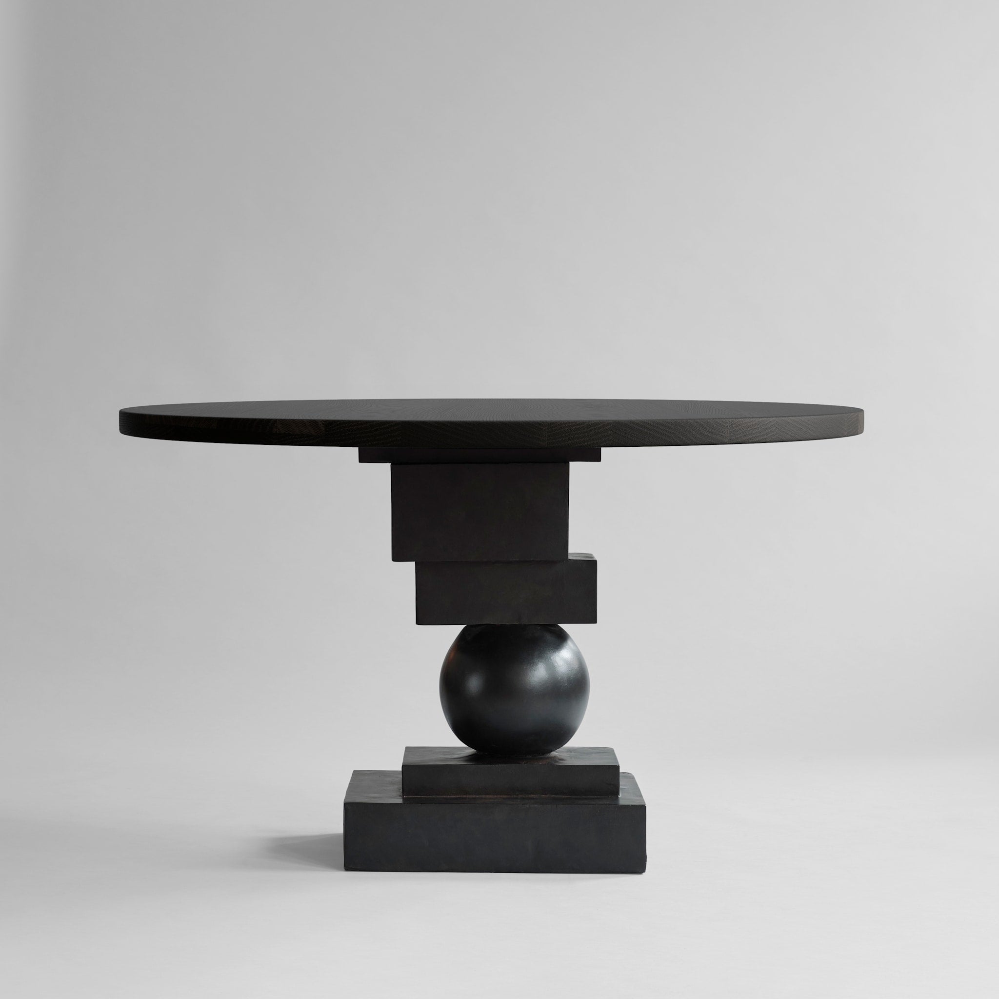101 Copenhagen - Artist Dining Table, Top Ø120cm - Coffee Black Oak - Dining Table