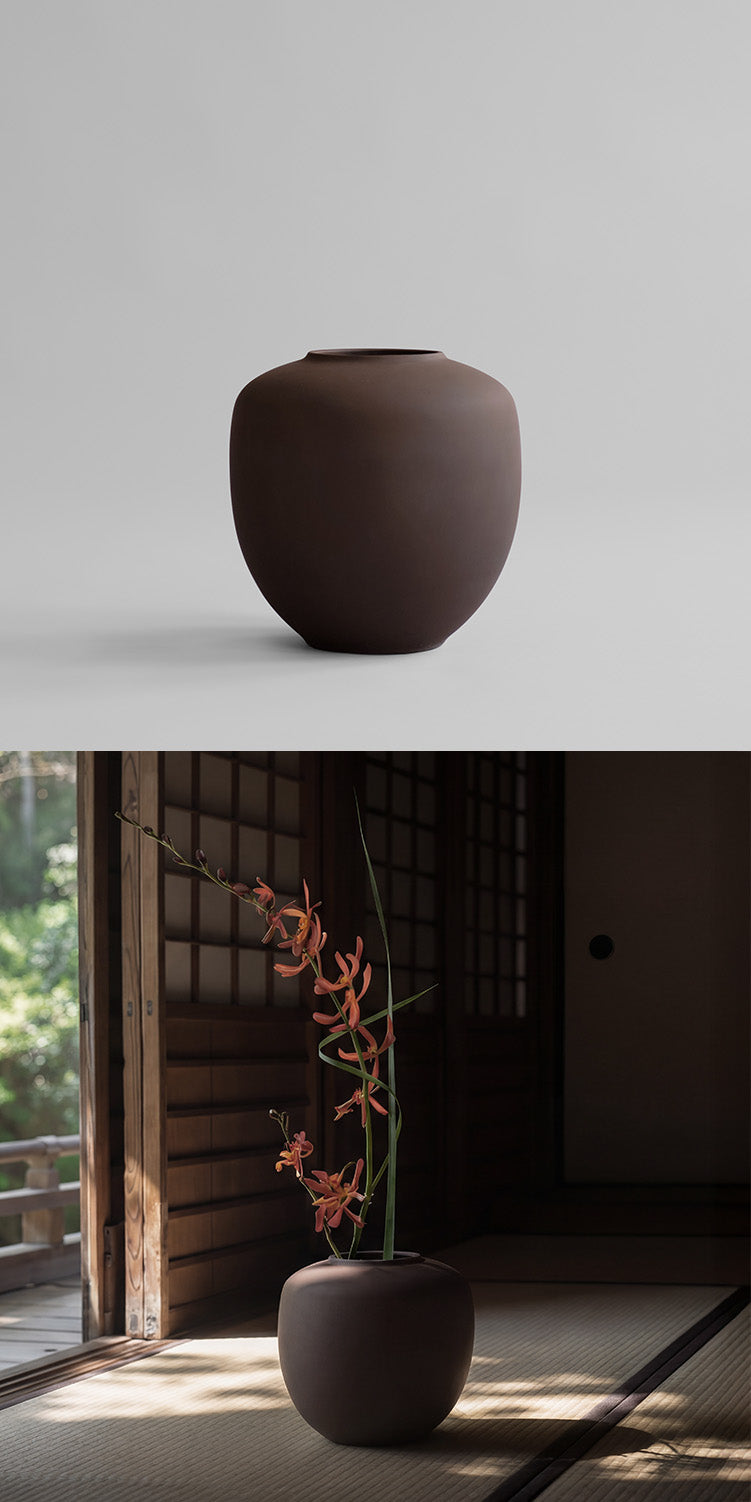 Medio Sunao Vase in a dusty Chocolate Brown