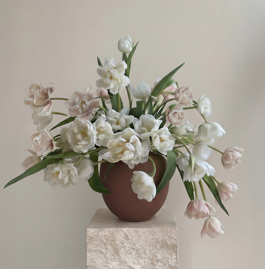 Sunao Vase Mini in Almond with tulips