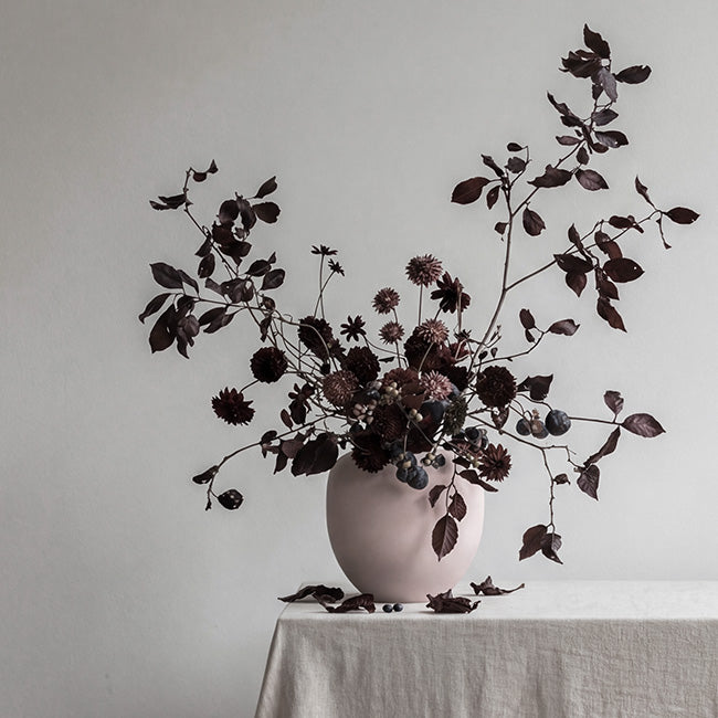 Sunao Vase Medio in Rose with dark flower arrangement