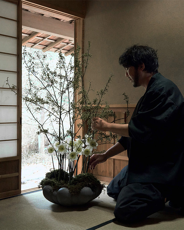 Hikaru Seino arranging flowers in a Bloom Tray in a traditional Japanese room.